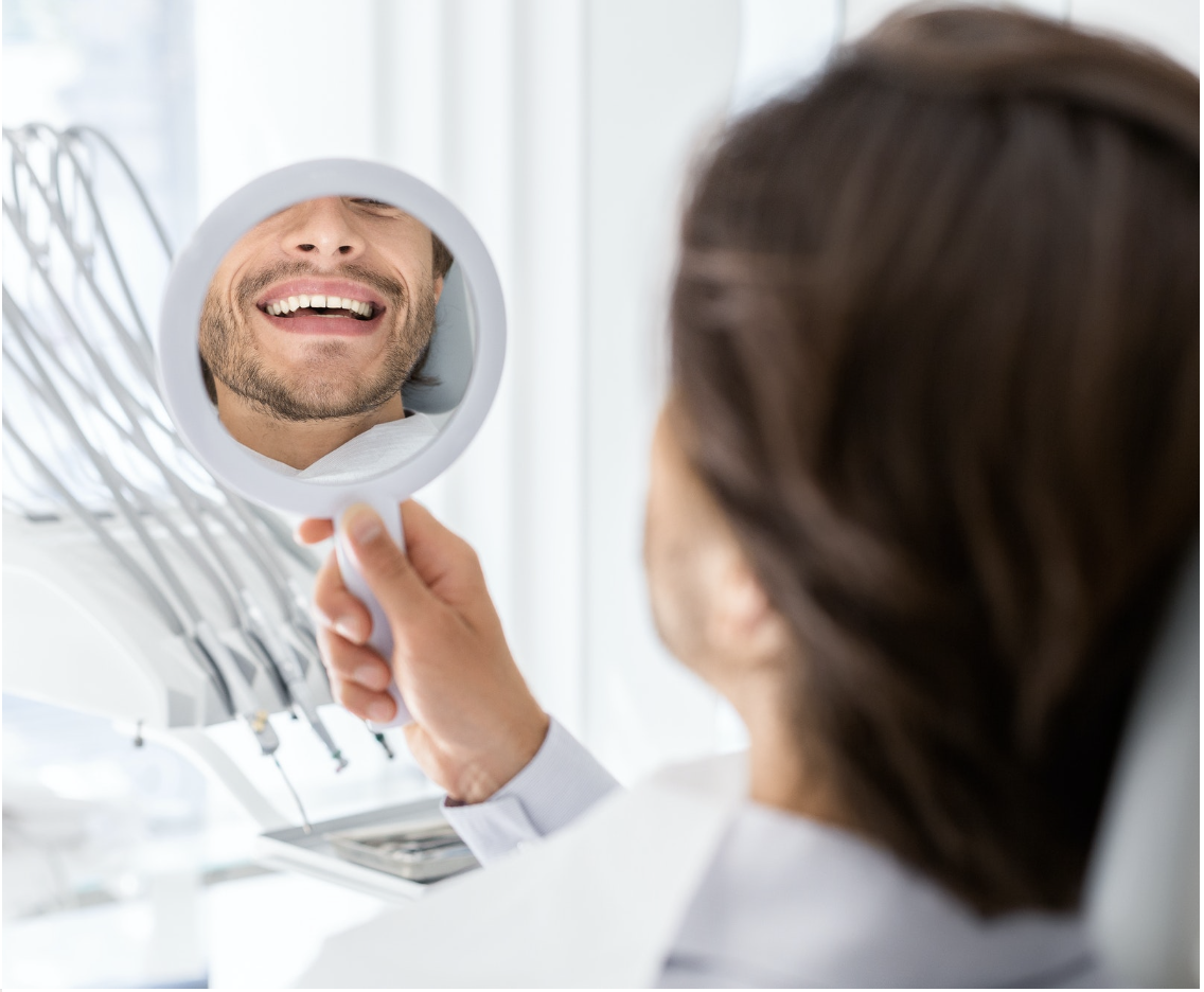 Patient som ler och skrattar i tandklinik