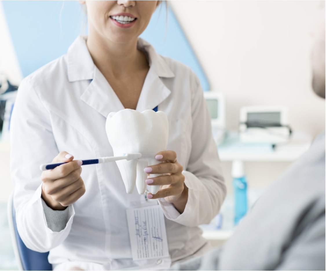 Tandläkare som arbetar med behandling i klinik